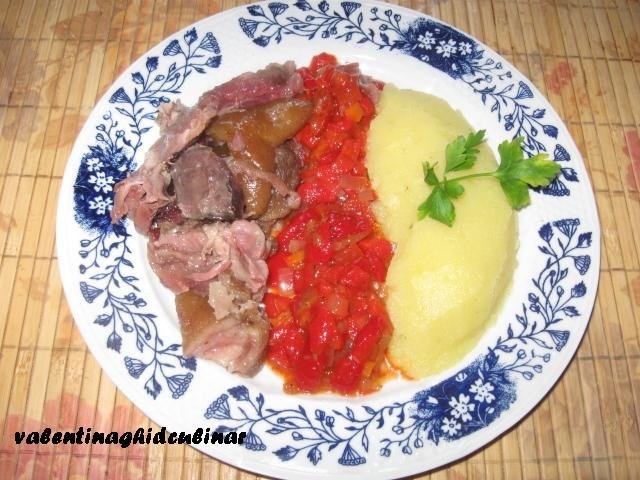 Ciolan afumat fiert in vin servit cu piure de cartofi cu nucsoara si mancare de ardei capia copti