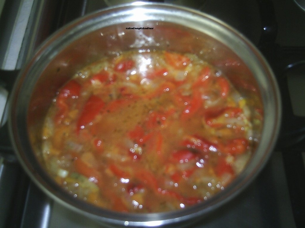 Ciolan afumat fiert in vin servit cu piure de cartofi cu nucsoara si mancare de ardei capia copti