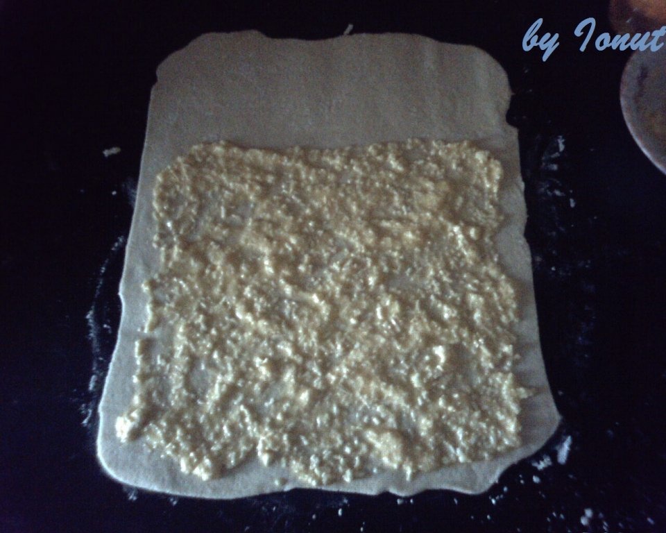 Placinta cu branza in tava de paine