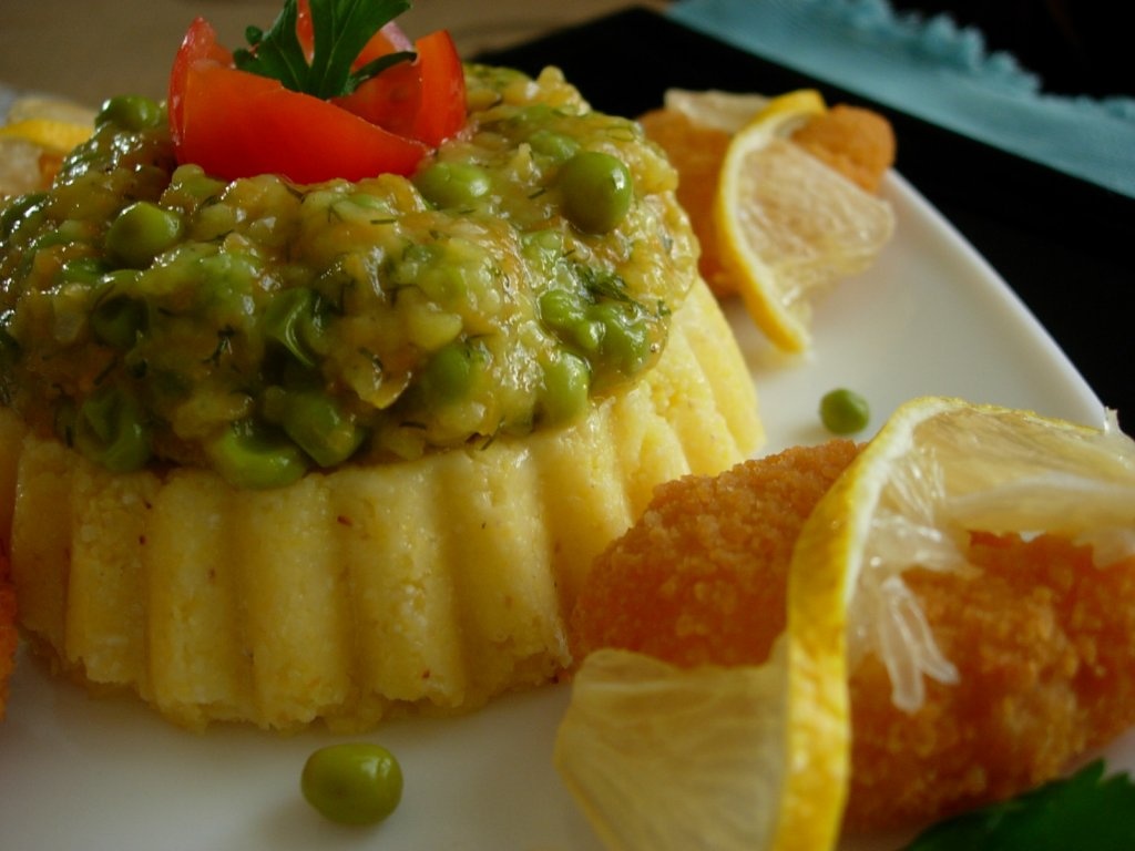 Creveti pane cu mazare pe pat de mamaliguta