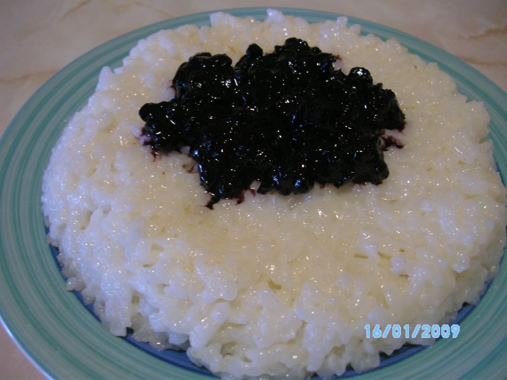 Budinca de orez cu dulceata de afine