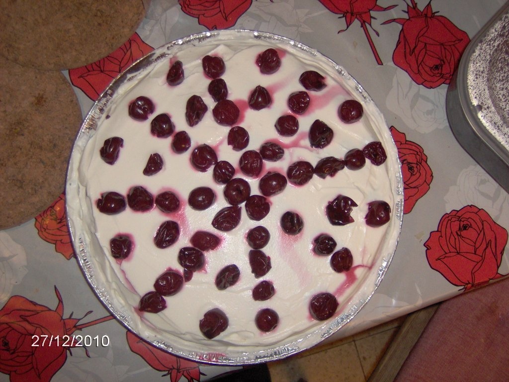 Tort cu crema si visine