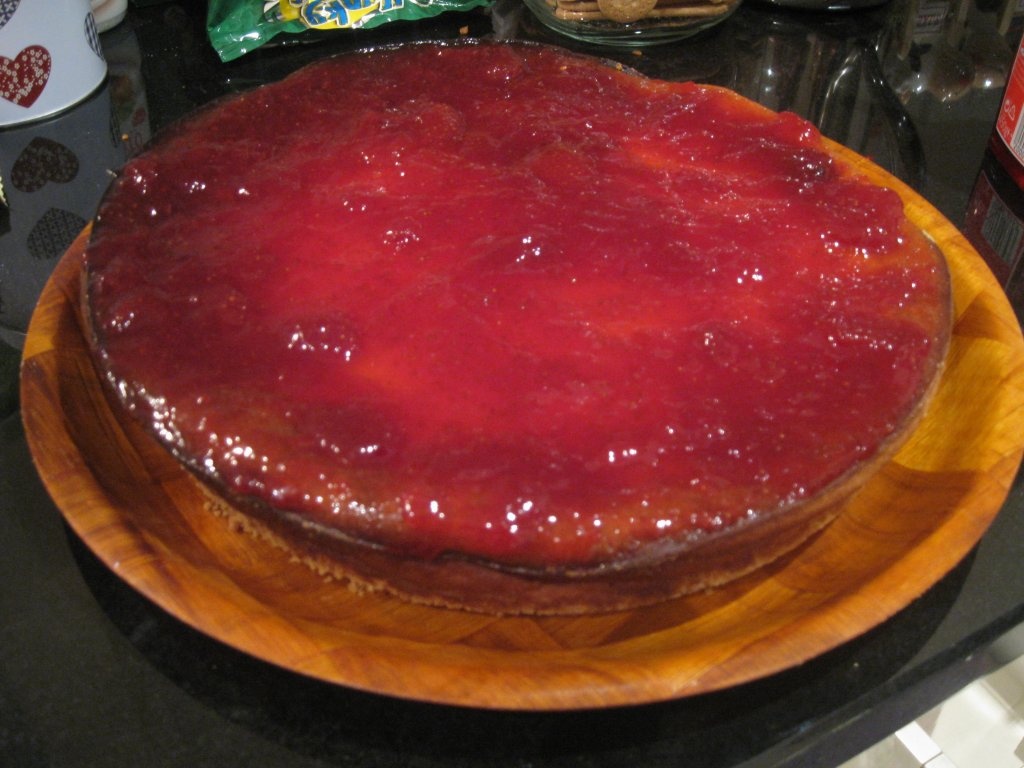 Cheesecake cu gem de capsuni