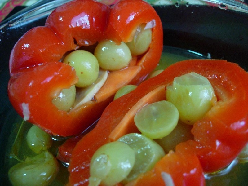 Mancare de cartofi cu porumb si carnati