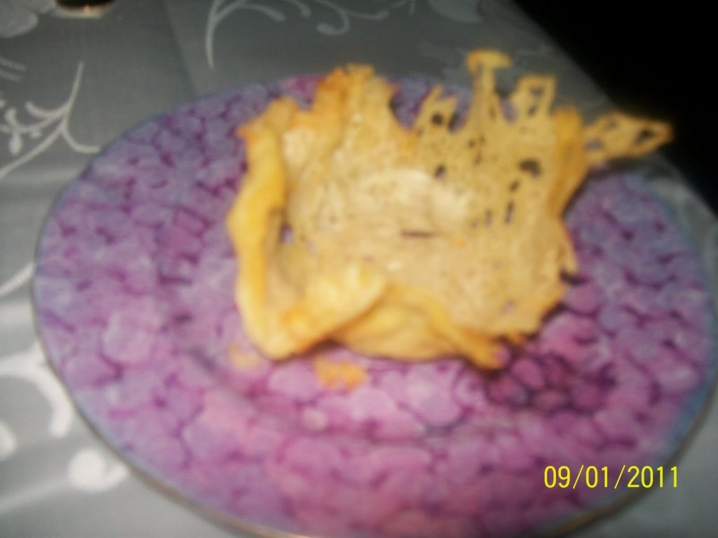 Cosulete din Parmezan umplute cu rosii cherry si branza de capra