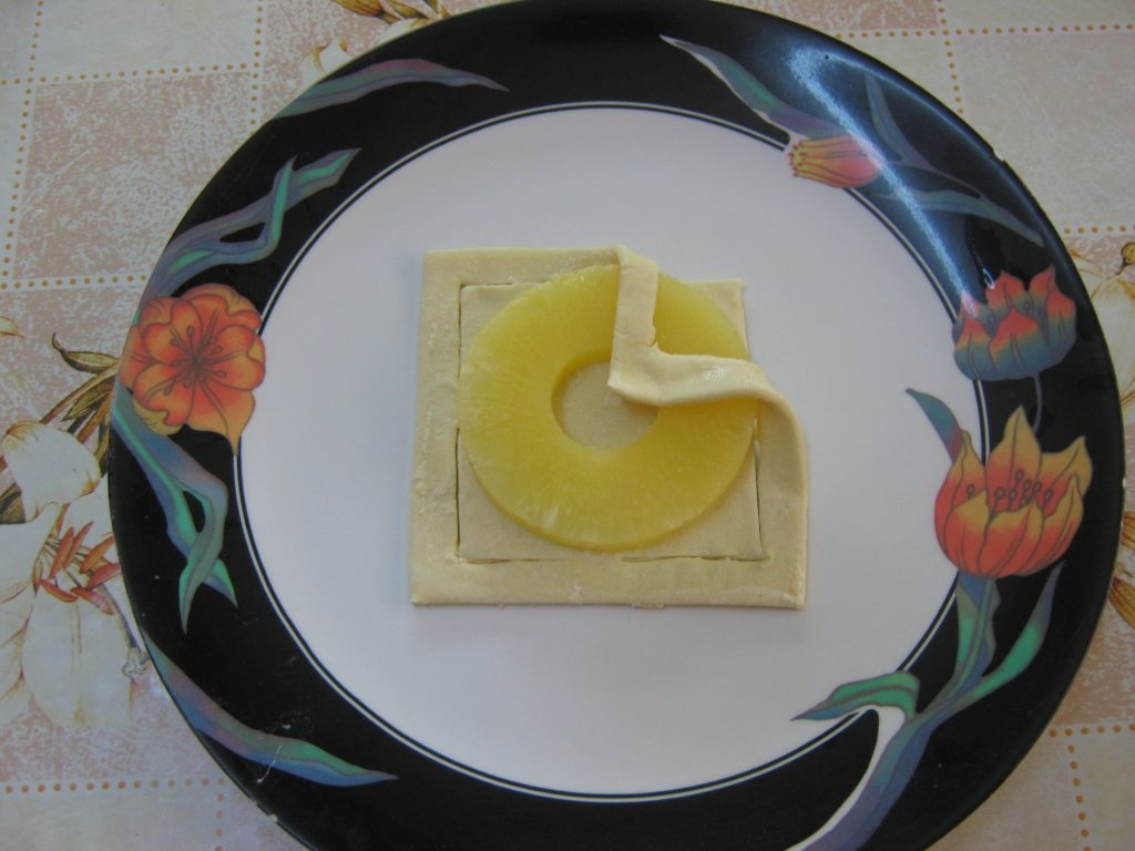 Flori din foietaj cu ananas