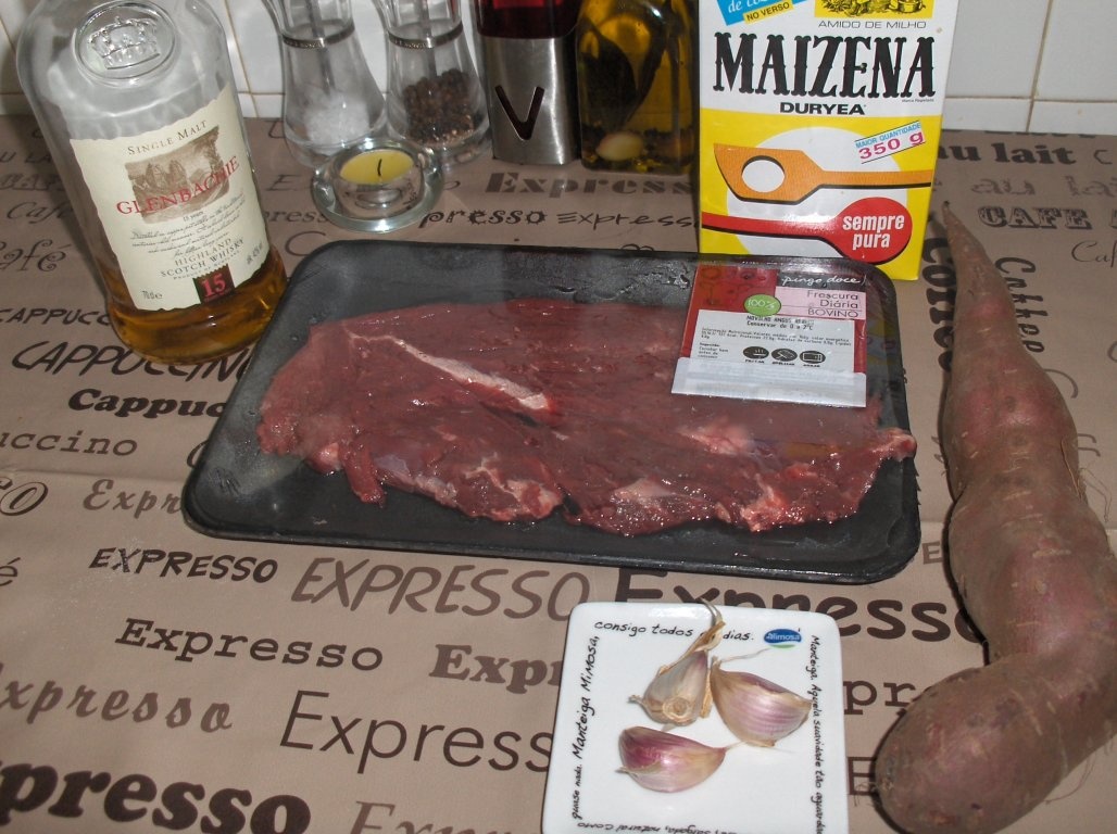 Snitele de vacã în sos de wiskey (Bifes de Vitela com Molho de Uísque)