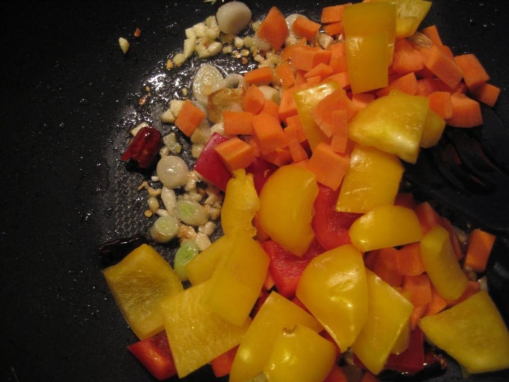 Pui chinezesc cu alune (Pui Gongbao)