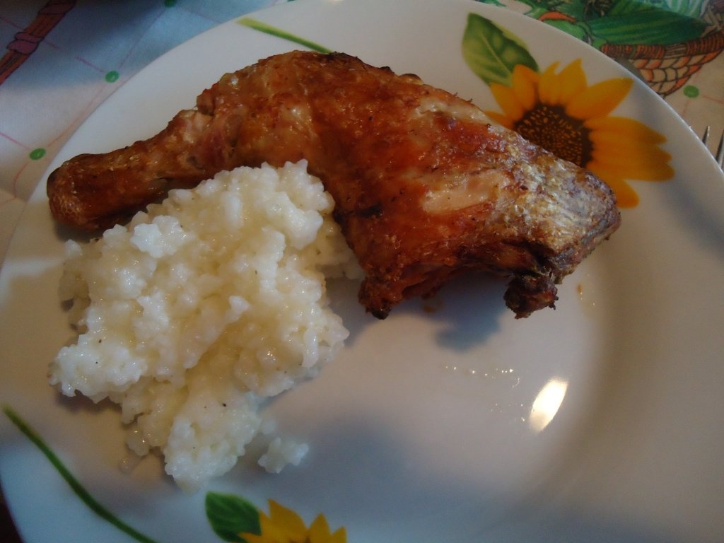 Pulpa de pui cu garnitura de orez si salata