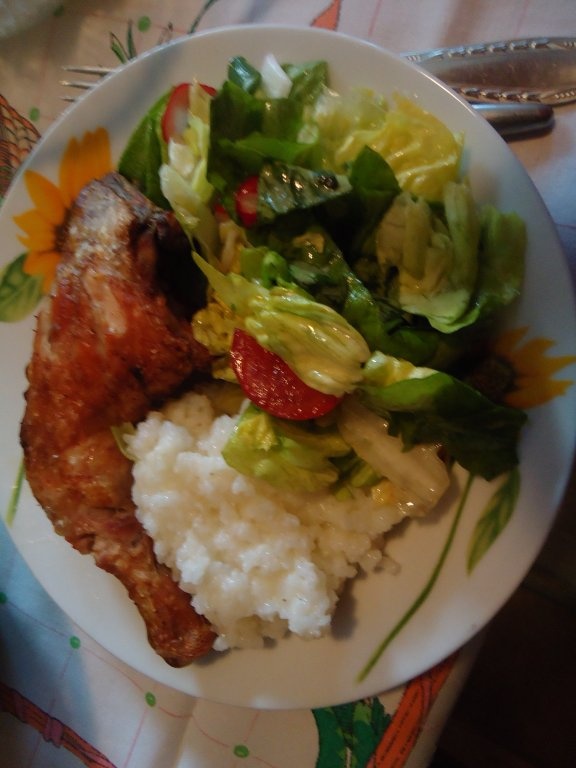 Pulpa de pui cu garnitura de orez si salata