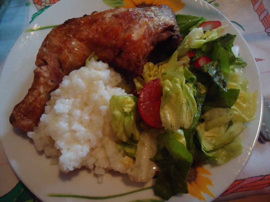 Pulpa de pui cu garnitura de orez si salata