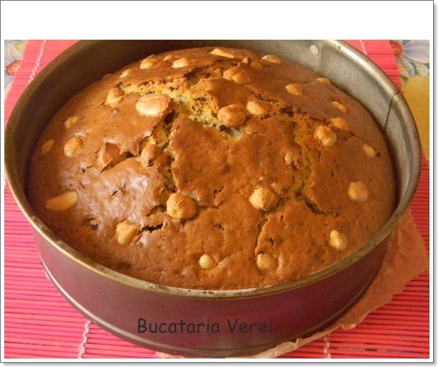 Tarta cu iaurt si picaturi de ciocolata amara