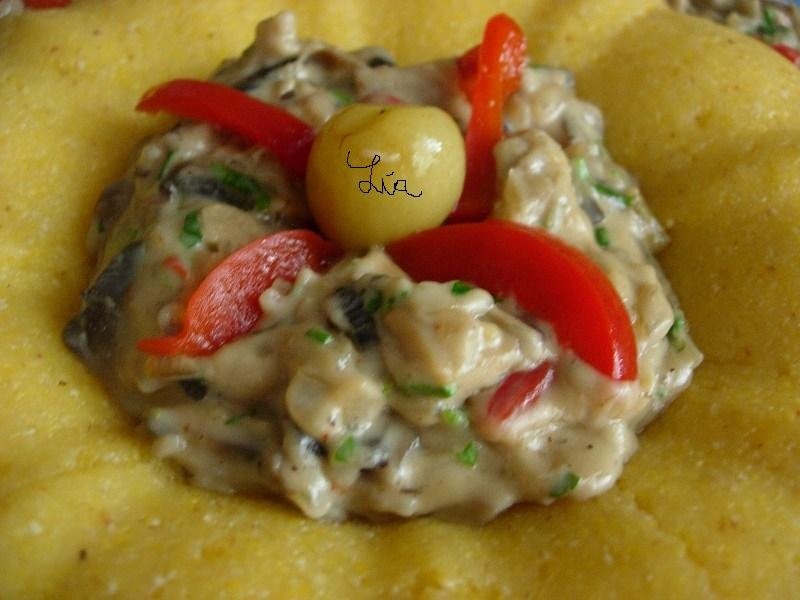 Tocanita de ciuperci cu mamaliguta