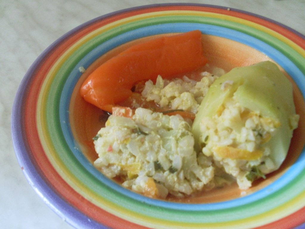 Dovlecei şi ardei umpluţi cu orez şi legume