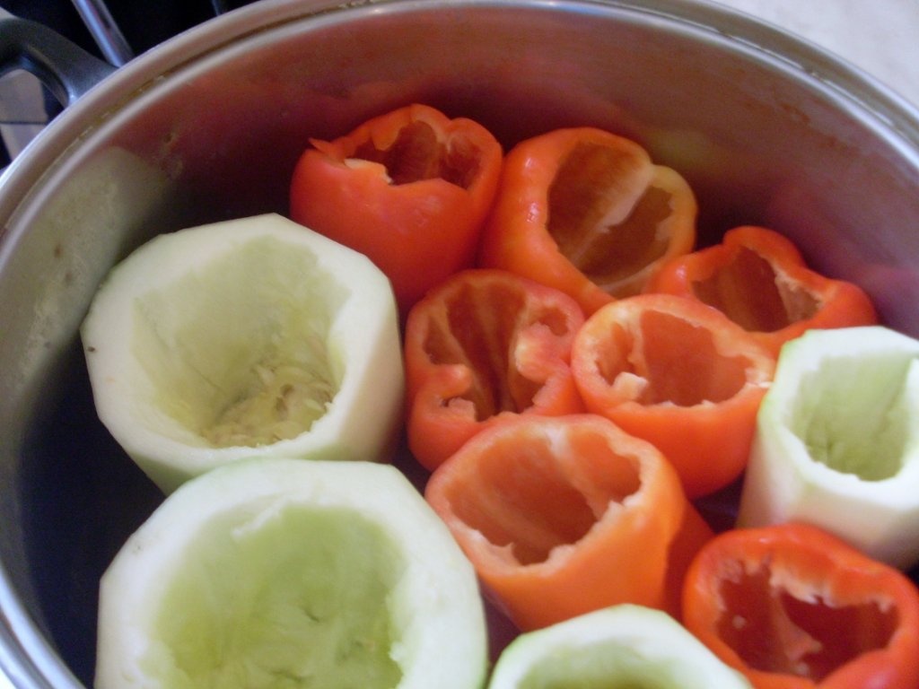 Dovlecei şi ardei umpluţi cu orez şi legume