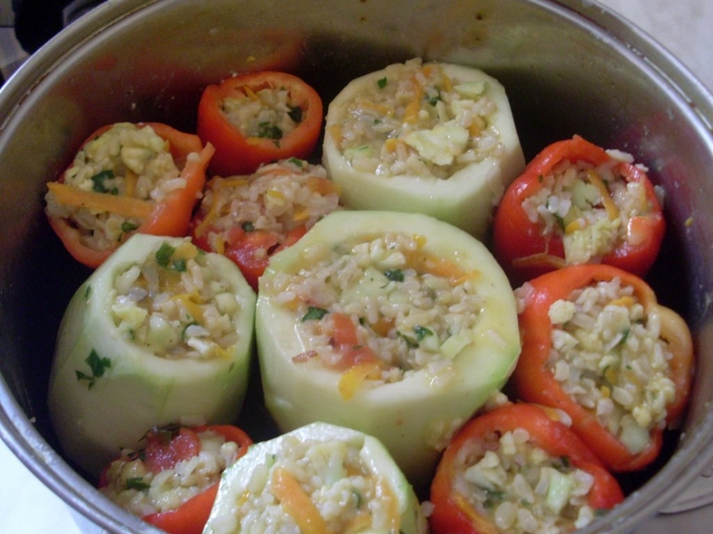 Dovlecei şi ardei umpluţi cu orez şi legume