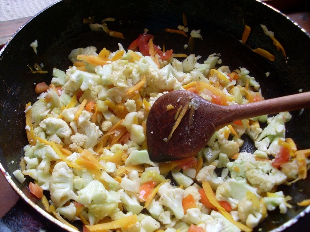 Dovlecei şi ardei umpluţi cu orez şi legume