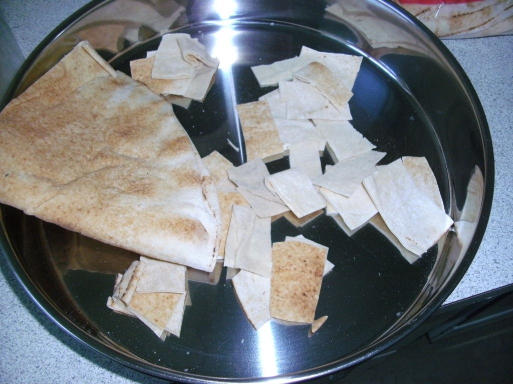 Fatteh-Pui cu orez in iaurt usturoiat pe pat de lipie