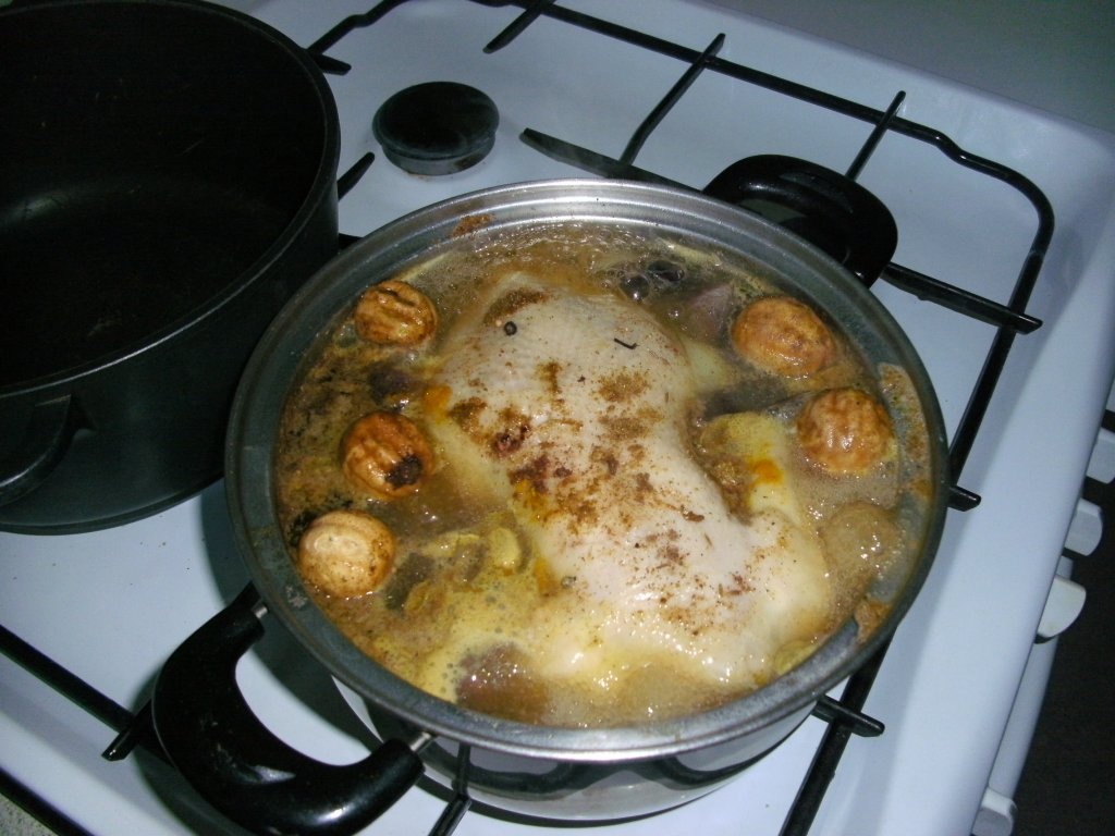 Fatteh-Pui cu orez in iaurt usturoiat pe pat de lipie