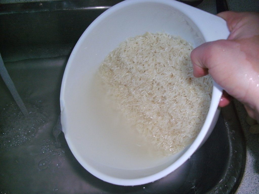 Fatteh-Pui cu orez in iaurt usturoiat pe pat de lipie