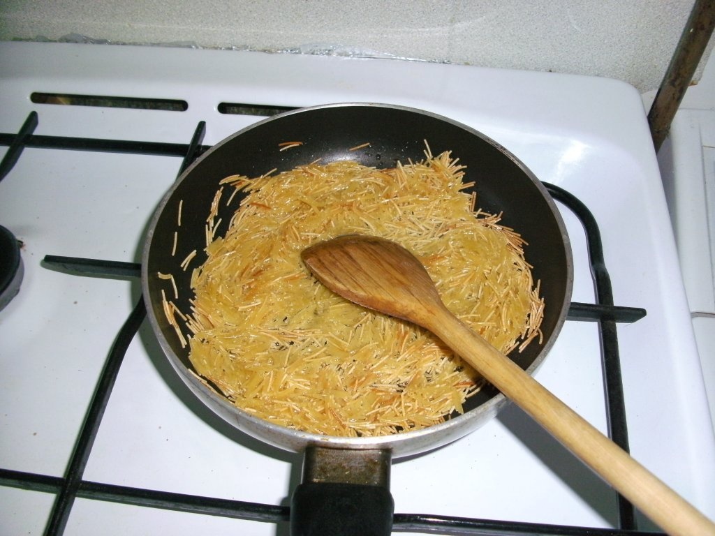 Fatteh-Pui cu orez in iaurt usturoiat pe pat de lipie