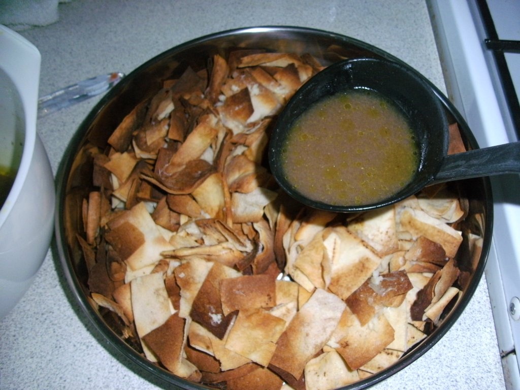 Fatteh-Pui cu orez in iaurt usturoiat pe pat de lipie