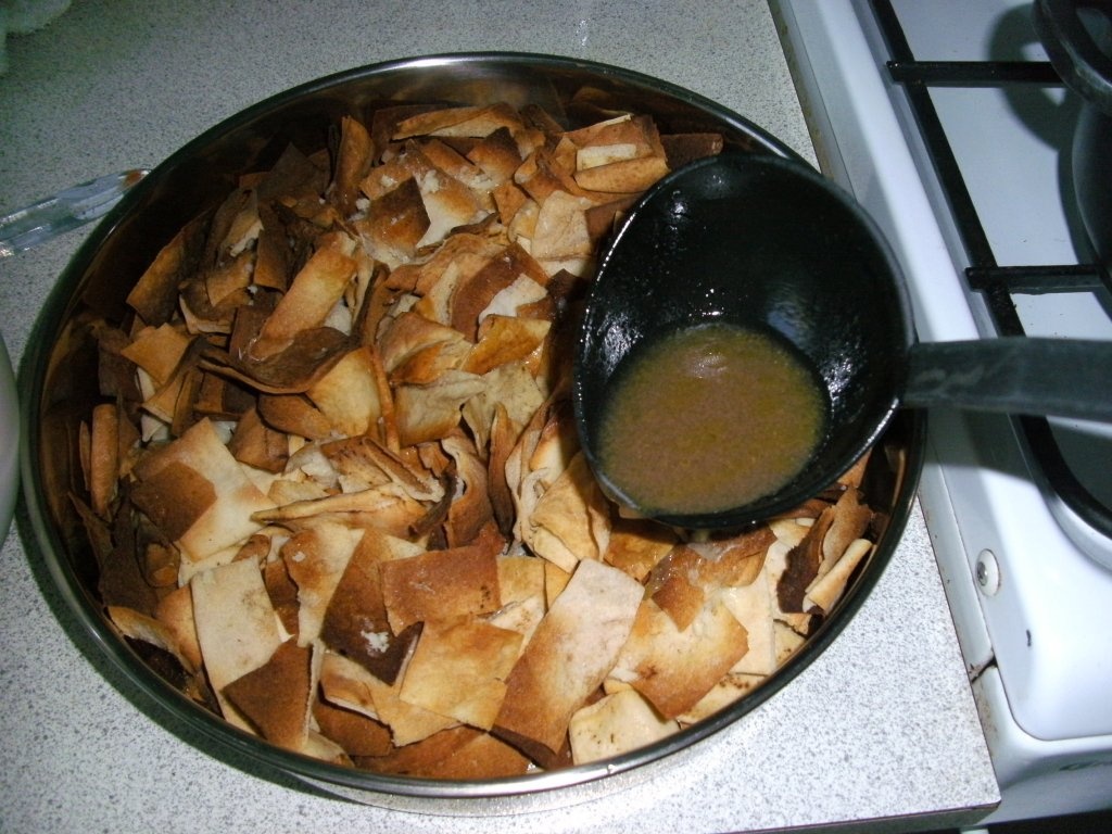 Fatteh-Pui cu orez in iaurt usturoiat pe pat de lipie