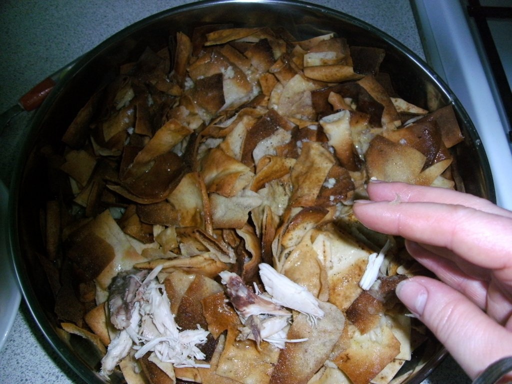 Fatteh-Pui cu orez in iaurt usturoiat pe pat de lipie