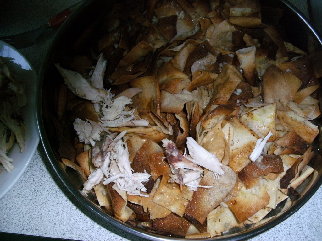 Fatteh-Pui cu orez in iaurt usturoiat pe pat de lipie