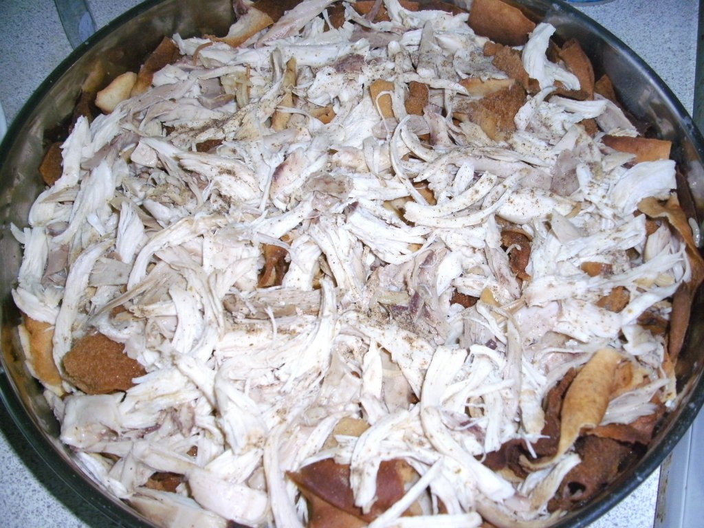 Fatteh-Pui cu orez in iaurt usturoiat pe pat de lipie