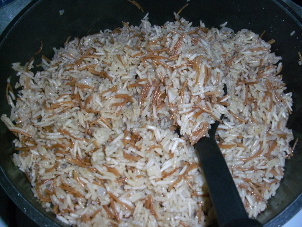 Fatteh-Pui cu orez in iaurt usturoiat pe pat de lipie