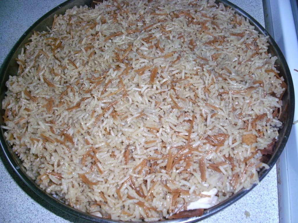 Fatteh-Pui cu orez in iaurt usturoiat pe pat de lipie