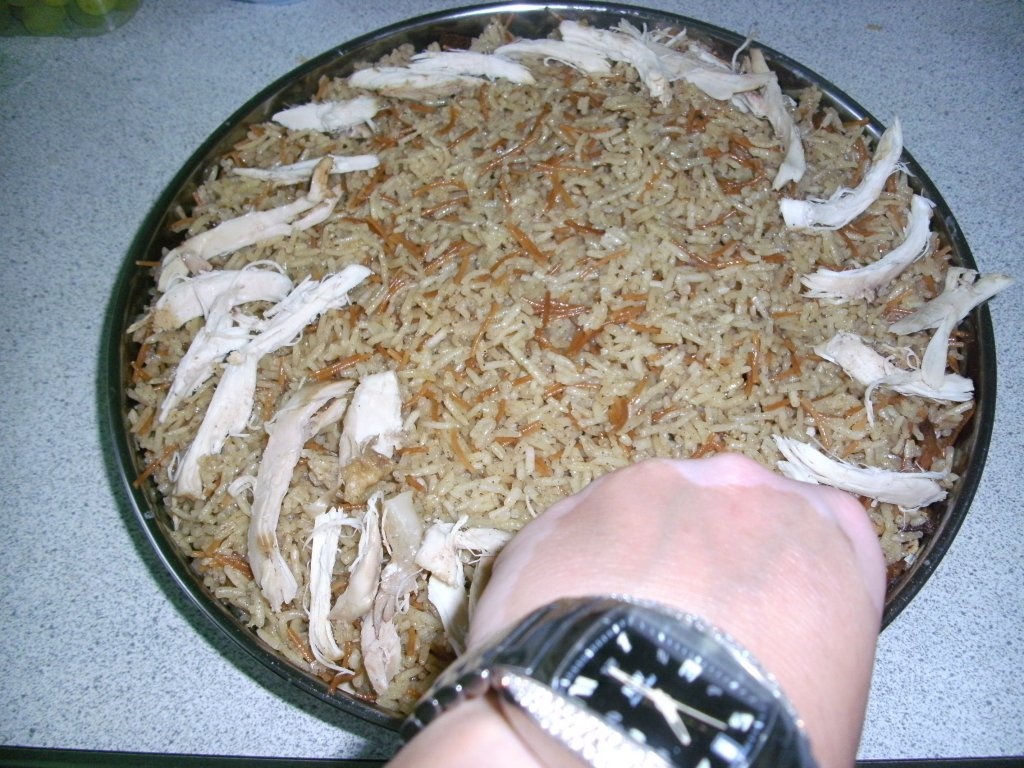 Fatteh-Pui cu orez in iaurt usturoiat pe pat de lipie