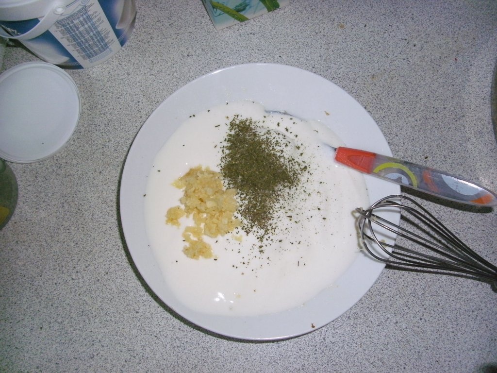 Fatteh-Pui cu orez in iaurt usturoiat pe pat de lipie