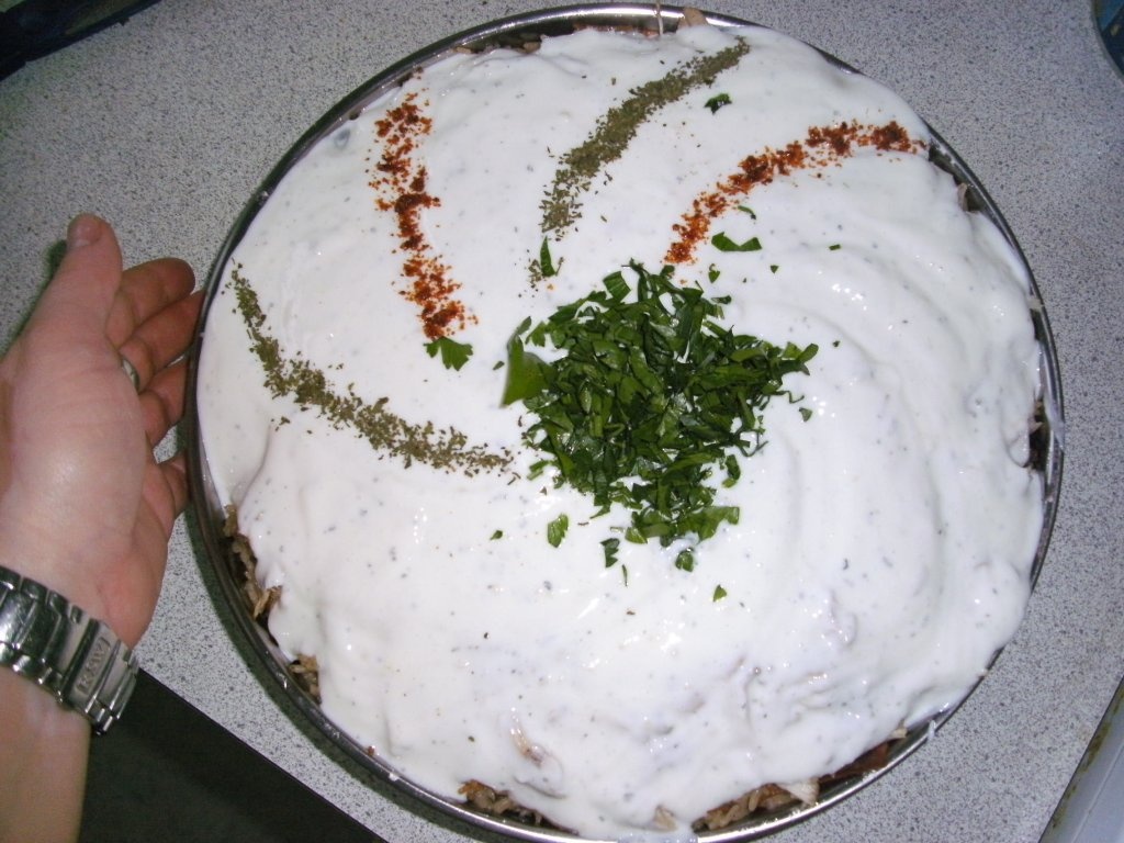 Fatteh-Pui cu orez in iaurt usturoiat pe pat de lipie