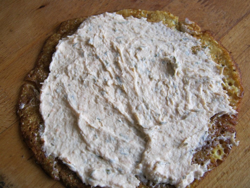 Clătite umplute cu pastă de somon