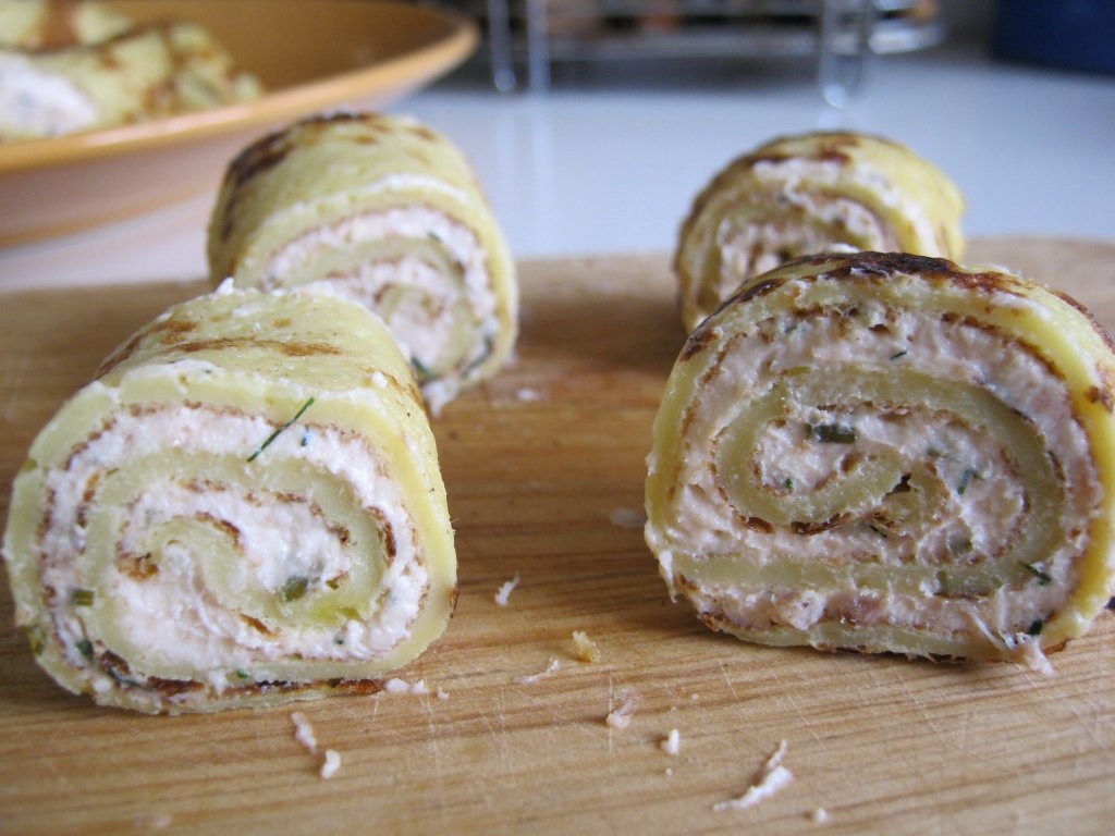 Clătite umplute cu pastă de somon