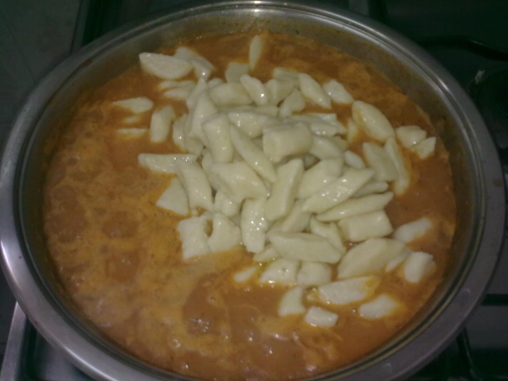 Gnocchi in sos de rosii cu carne de pui