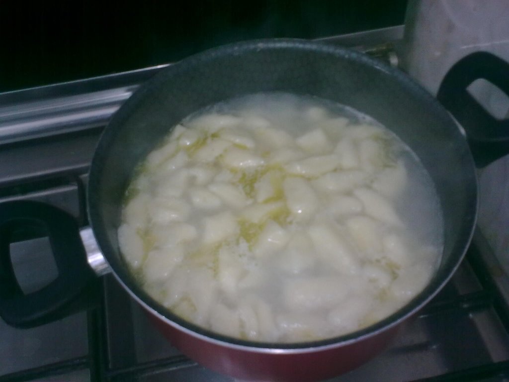 Gnocchi in sos de rosii cu carne de pui