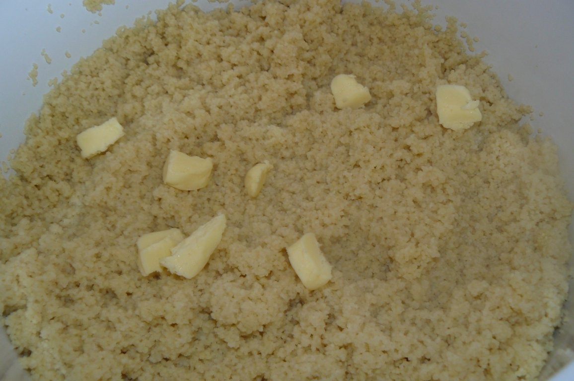 Cuşcuş cu friptură de pui şi salata verde