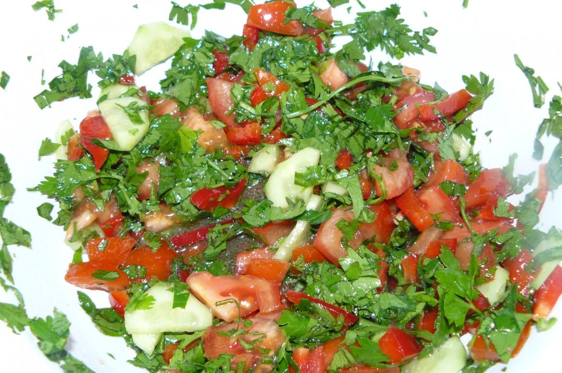 Cuşcuş cu friptură de pui şi salata verde