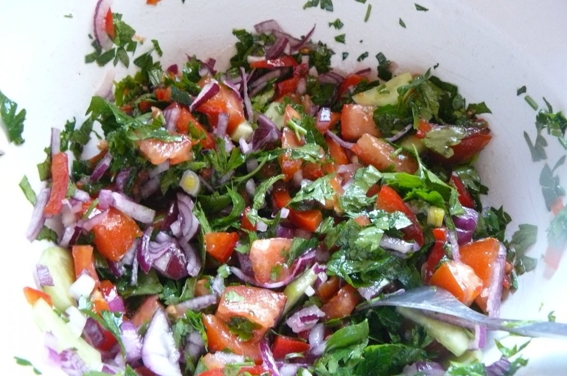 Cuşcuş cu friptură de pui şi salata verde