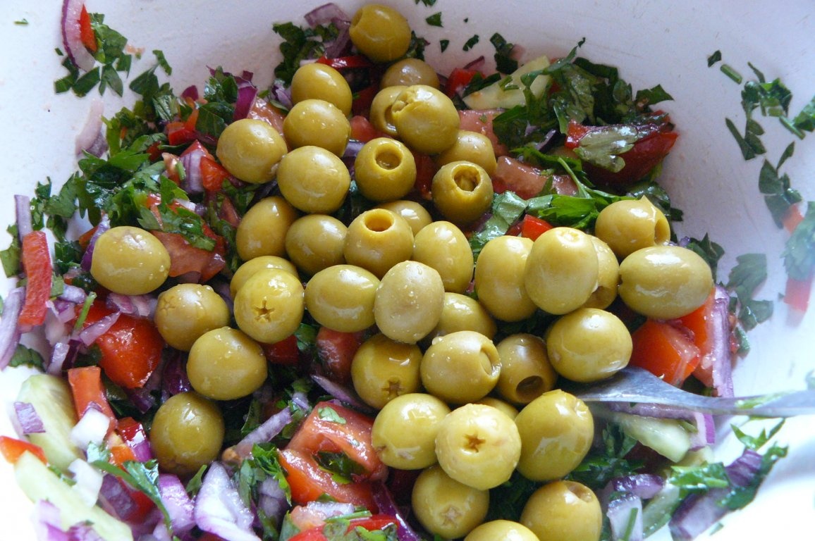 Cuşcuş cu friptură de pui şi salata verde