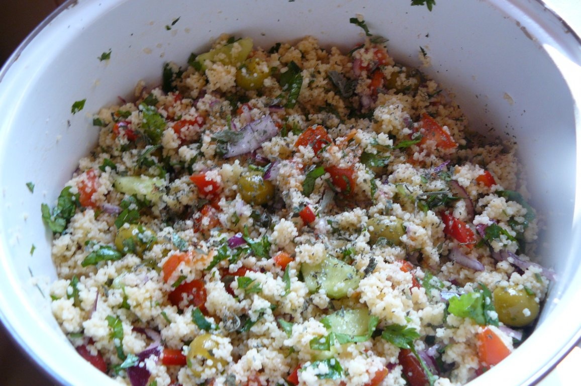 Cuşcuş cu friptură de pui şi salata verde