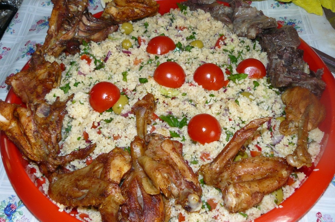 Cuşcuş cu friptură de pui şi salata verde