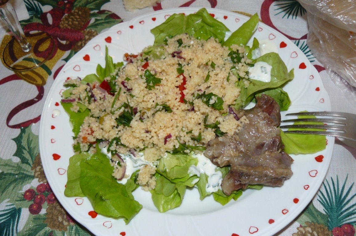 Cuşcuş cu friptură de pui şi salata verde