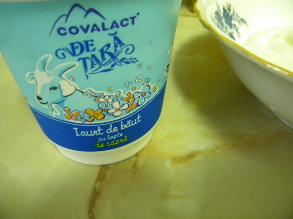 Conopida pane cu sos de iaurt si smantana