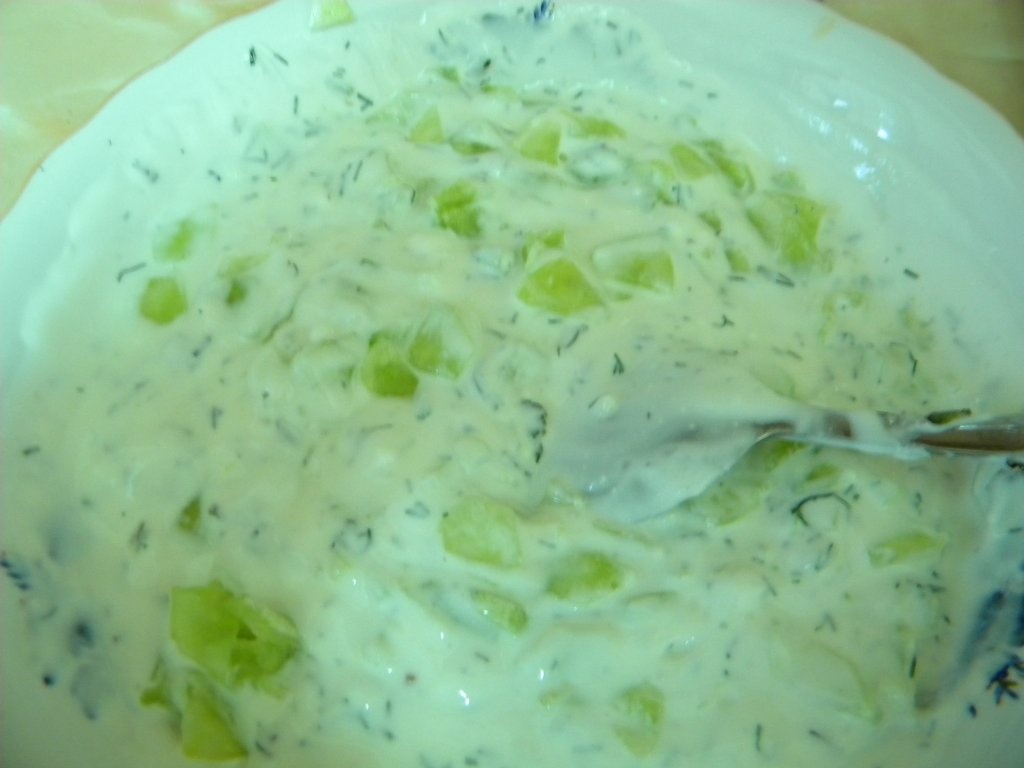 Conopida pane cu sos de iaurt si smantana