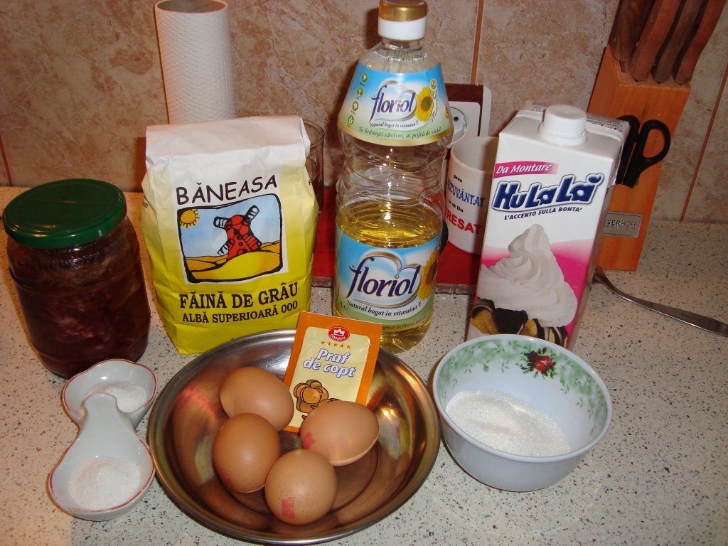 Rulada cu frisca si gem de capsuni