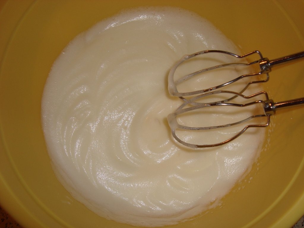 Rulada cu frisca si gem de capsuni